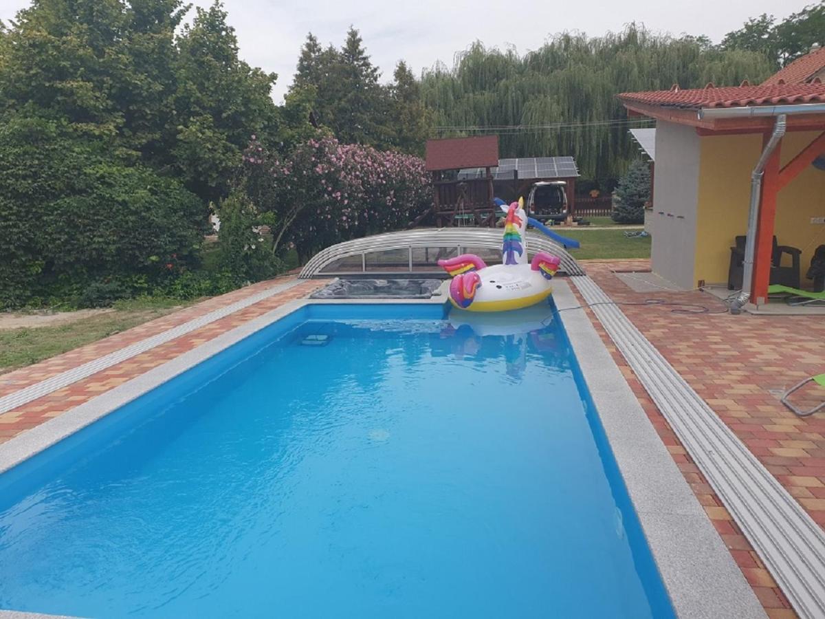 ホテル Ponty-Poronty Vendeghaz Nagybaracska エクステリア 写真